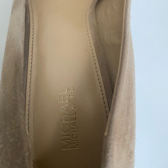 Michael Kors Beige Suede Closed Pointy Toe Suede Heels 3.5inc SZ 9.5 - Picture 3 of 10